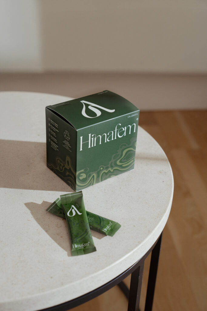 Caja del complemento natural Himafem sobre una mesa, producto formulado para mejorar la energía, la vitalidad y la libido femenina.