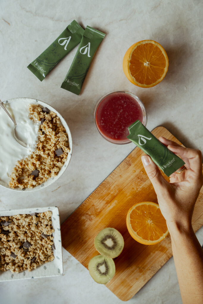 Mujer disfrutando un desayuno saludable con frutas y cereales – energía y bienestar con Himafem