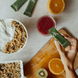 Mujer disfrutando un desayuno saludable con frutas y cereales – energía y bienestar con Himafem